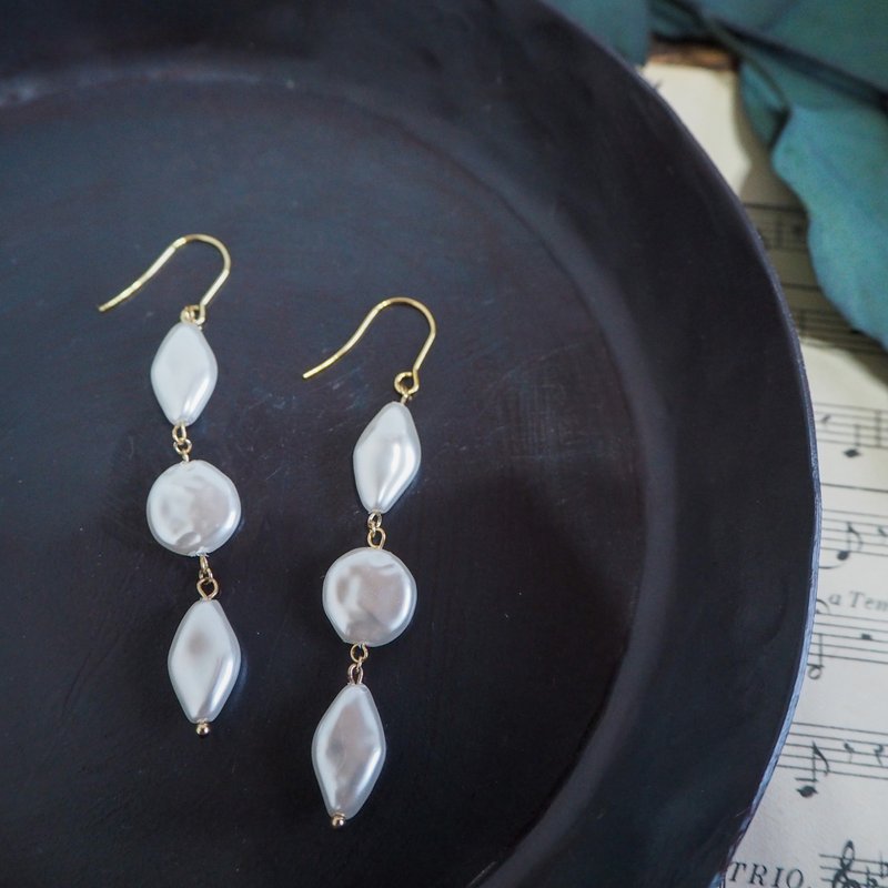Earrings with a triple strand of pearl and acryl beads