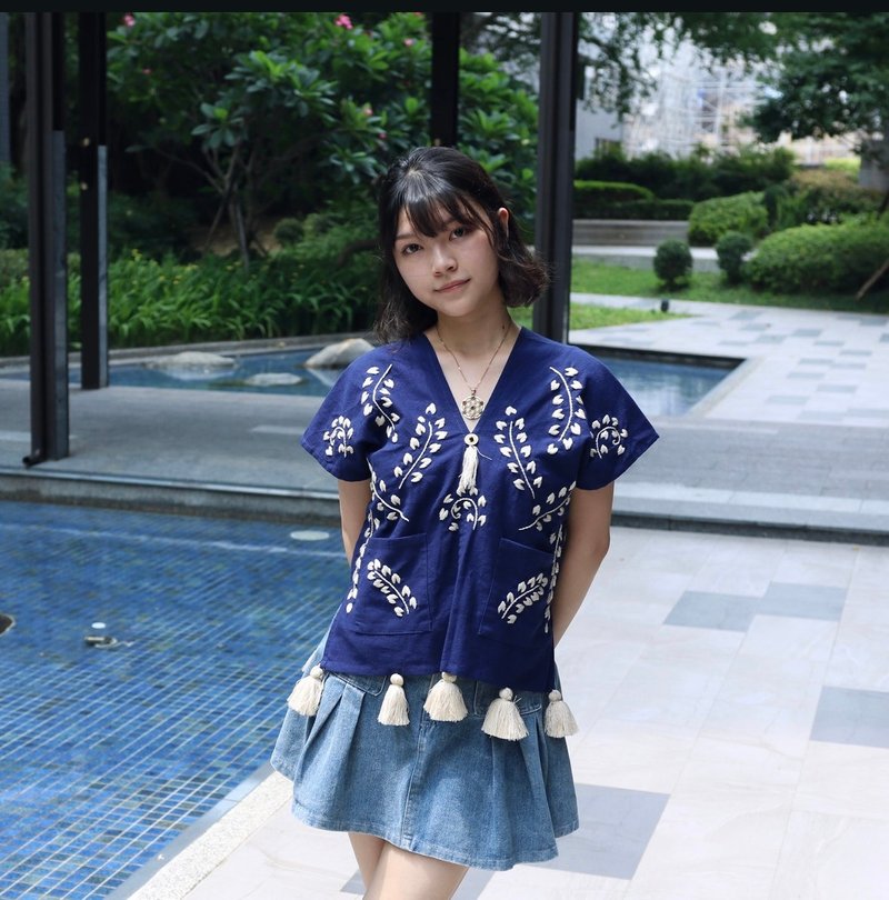 泰國丨民族刺繡上衣-靜藍樹蔓 - 女 T 恤 - 棉.麻 藍色