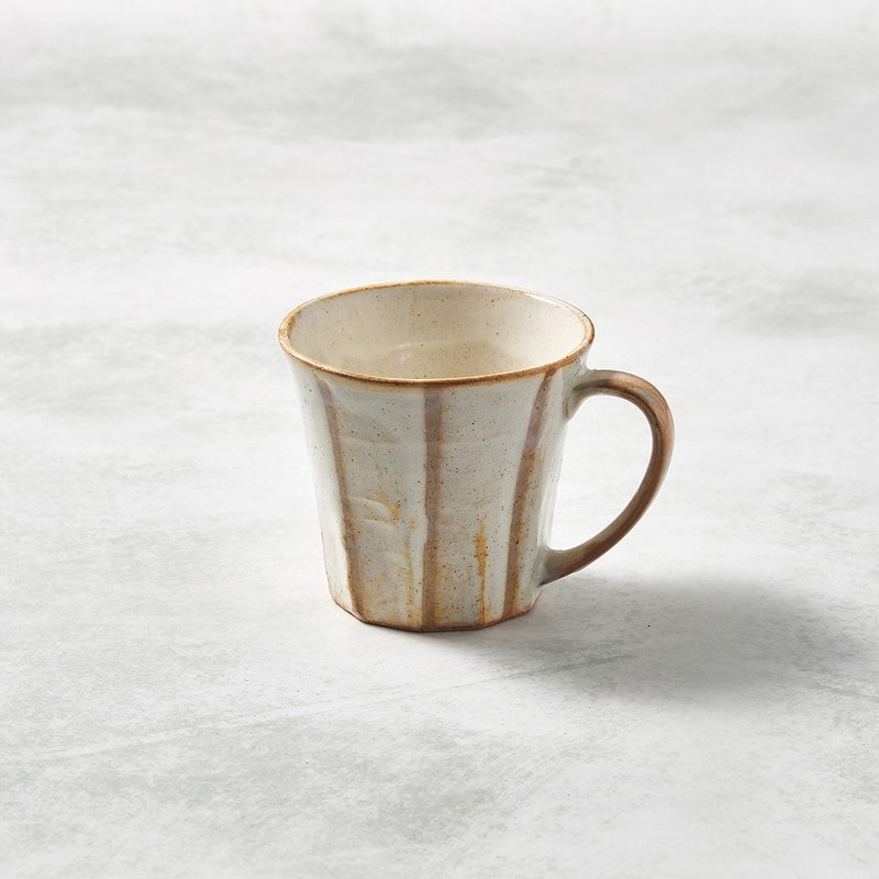 There is a kind of creativity-Japanese Mino-yaki-wide ear mug-white lines