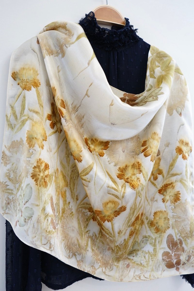 田野中跳舞的花-蠶絲方巾原創設計.畢業禮物.花葉印染.ecoprint - 絲巾 - 其他材質
