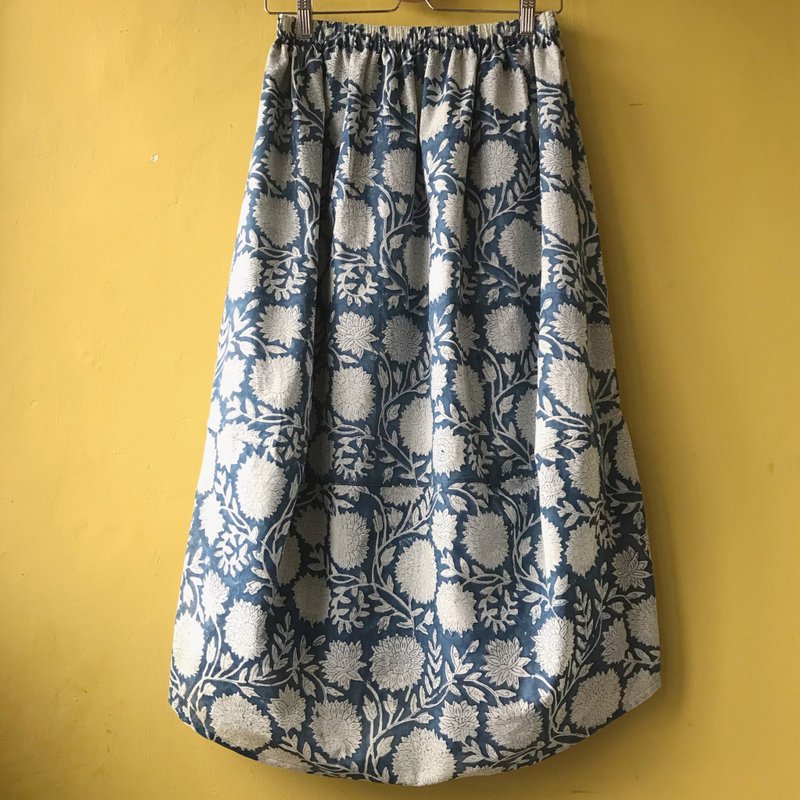Woodcut printing and dyeing natural plant dyed cocoon-shaped tailoring skirt with strange expression