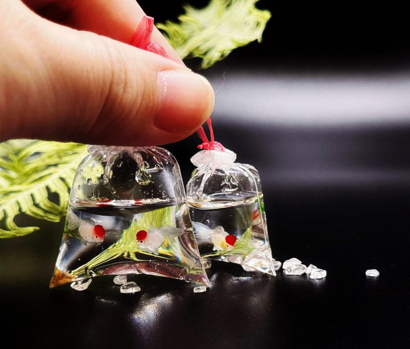 手工黏土 迷你 微縮 金魚袋 紅帽丹頂 療癒擺飾 - 擺飾/家飾品 - 其他材質 紅色