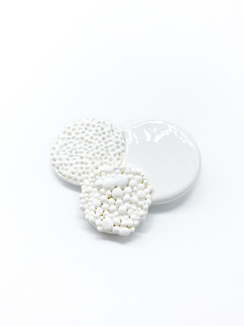 手工氣泡粒粒質感心口針 - 胸針 - 黏土 白色