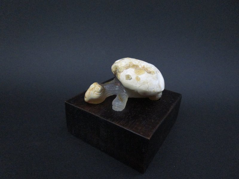雕件 逗樂動物-長頸龜 印尼黃皮紅玉髓 - 擺飾/家飾品 - 玉石 白色