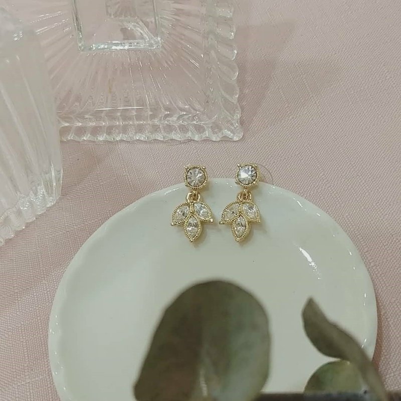 Vintage AVON 1996 Trefoil Crystal Drop Earrings