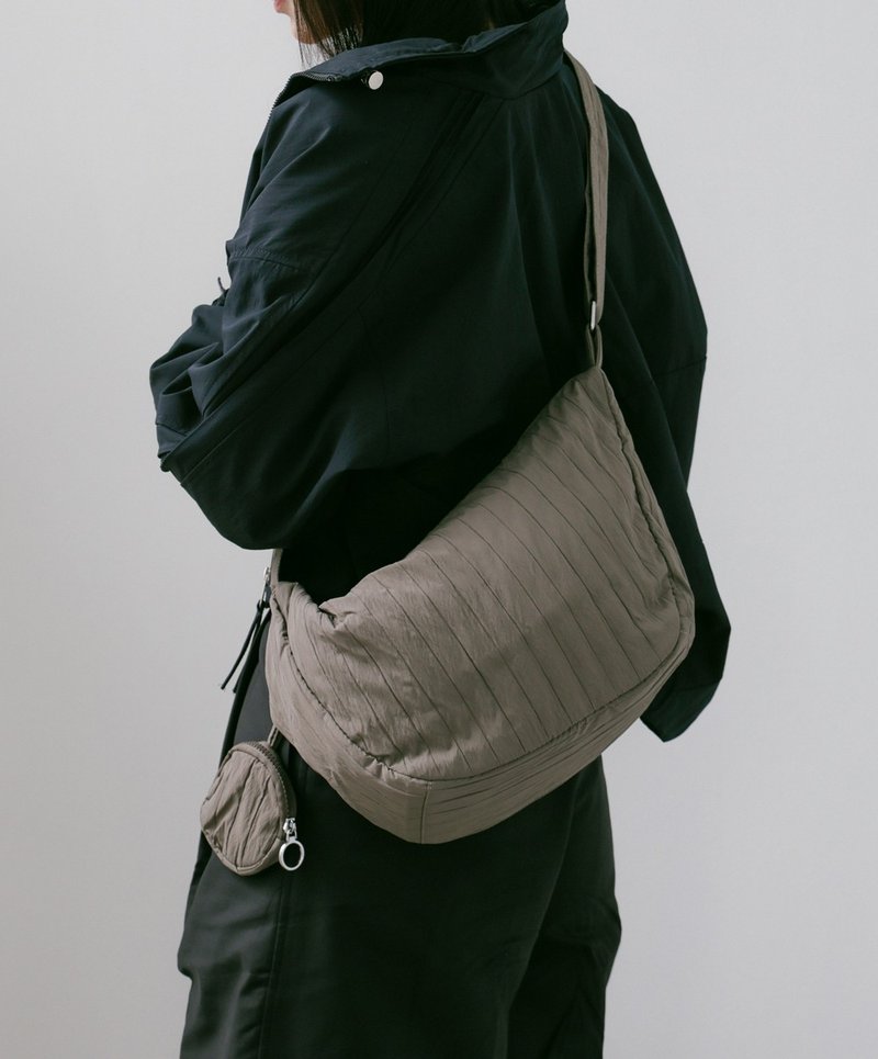 supportingrole簡約慵懶蓬鬆弧線多用斜肩背包 灰 - 側背包/斜背包 - 其他人造纖維 灰色