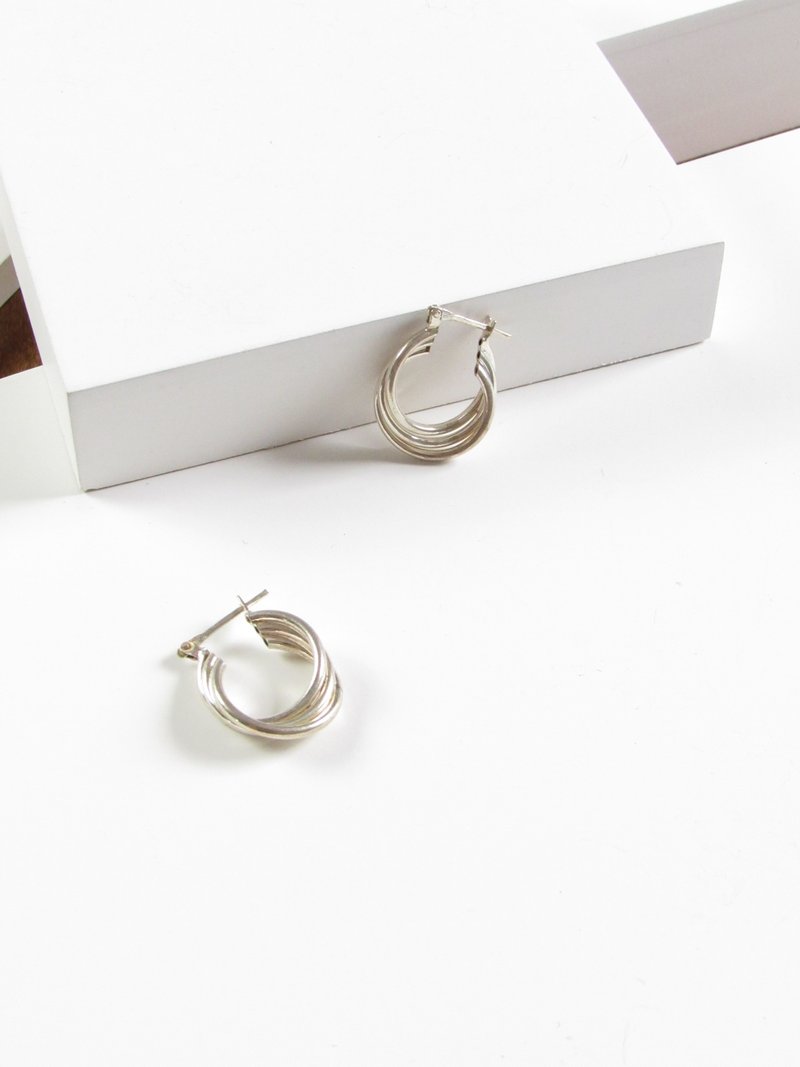 Vintage Interlaced Line Silver Hoop Earrings - 耳環/耳夾/耳骨夾 - 純銀 銀色