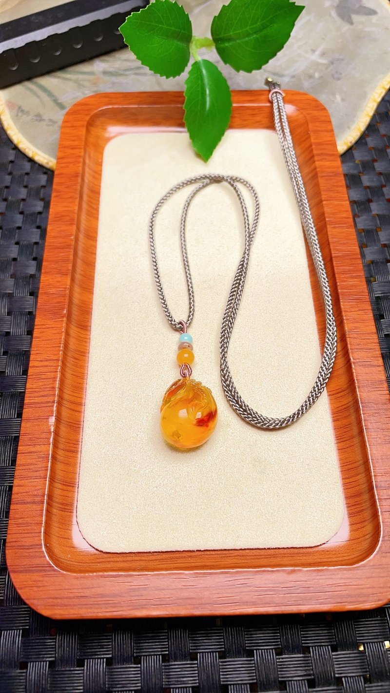 原創手工客製天然琥珀錢袋吊墜 色澤油潤 規格20.2×16×13 - 項鍊 - 水晶