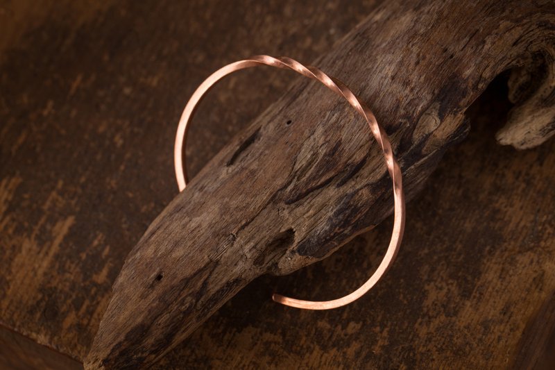 流水潺潺扭轉 銅手環 Flow & Twist Bangle - 手鍊/手環 - 銅/黃銅 紅色