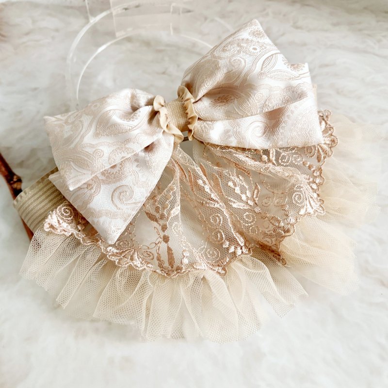 荷葉裙襬蝴蝶結髮夾 馬尾夾 髮圈 抓夾 彈夾 自動夾 鯊魚夾 邊夾 - 髮夾/髮圈 - 其他材質 白色