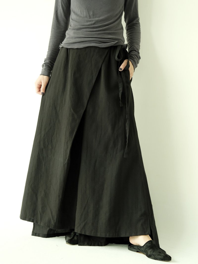 川 衣 WEAR BEING  前片綁帶開衩前短後長寬褲  墨黑棉 - 中性長褲/短褲 - 棉.麻 黑色