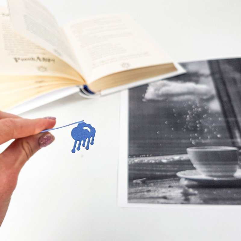 Blue Bookmark It is a Rainy Day Today | Small Bookish Gift For Book LOvers - 書籤 - 其他金屬 藍色