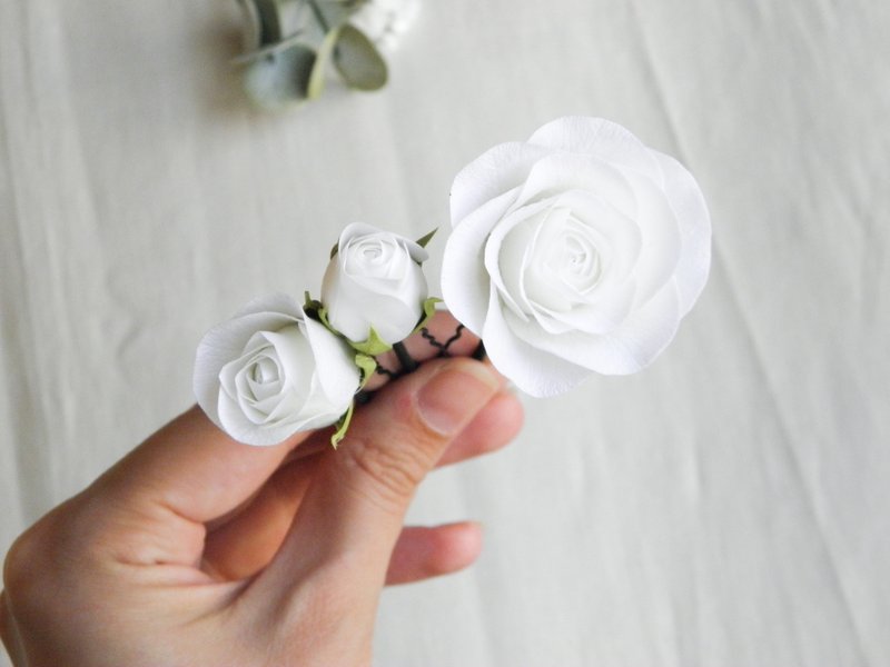 White roses hair pins Flowers bridal hair piece Wedding floral hair clip bride - 髮夾/髮圈 - 其他材質 白色