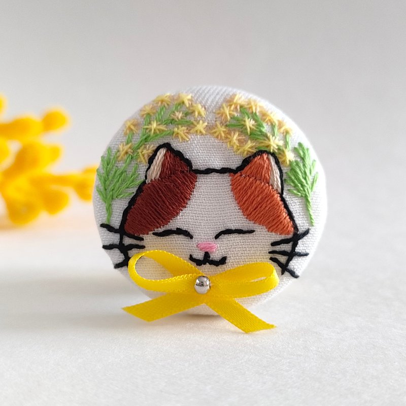 ふわふわミモザと猫ちゃんの刺繍ブローチorヘアゴム - 胸針 - 棉.麻 黃色