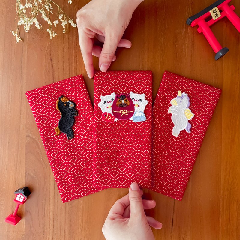 【2026 丙午】馬年紅包 招福貓與達摩 紅包袋 - 其他 - 棉.麻 紅色