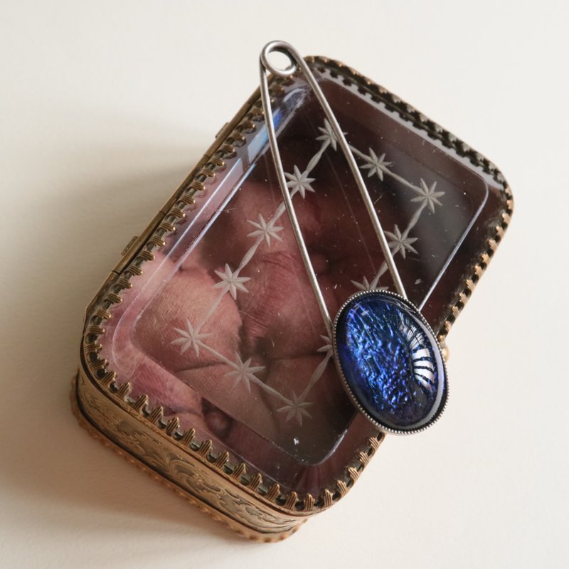 ドラゴンズブレスのストールピン ミッドナイトブルー ブローチ チェコガラス 紺 青 上品 安全ピン 25x18mm 18x25mm - 胸針 - 玻璃 藍色