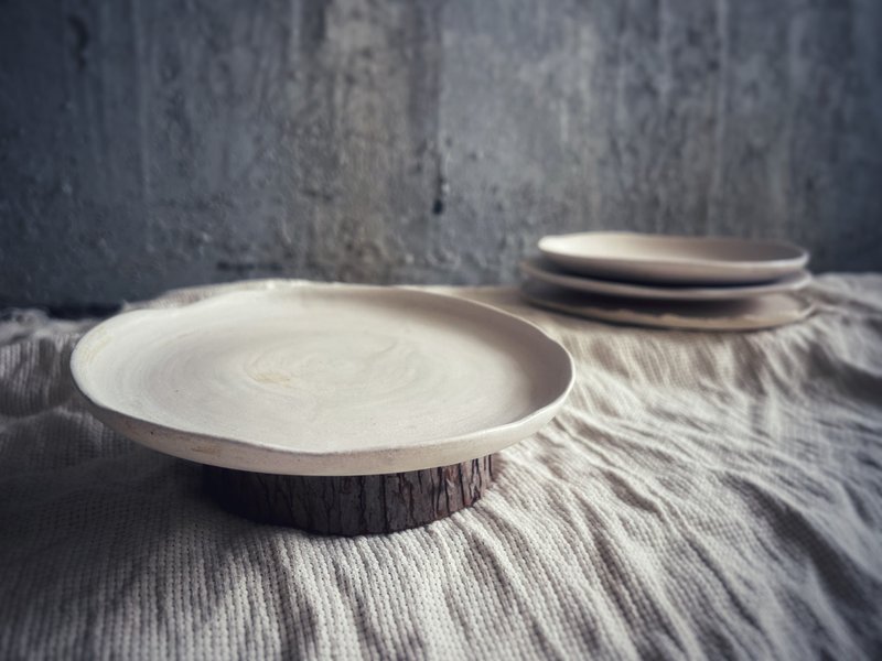 桌上的白陶糖霜 / 浪花餐盤・陶盤・白盤・盤子 - 盤子/餐盤/盤架 - 陶 白色