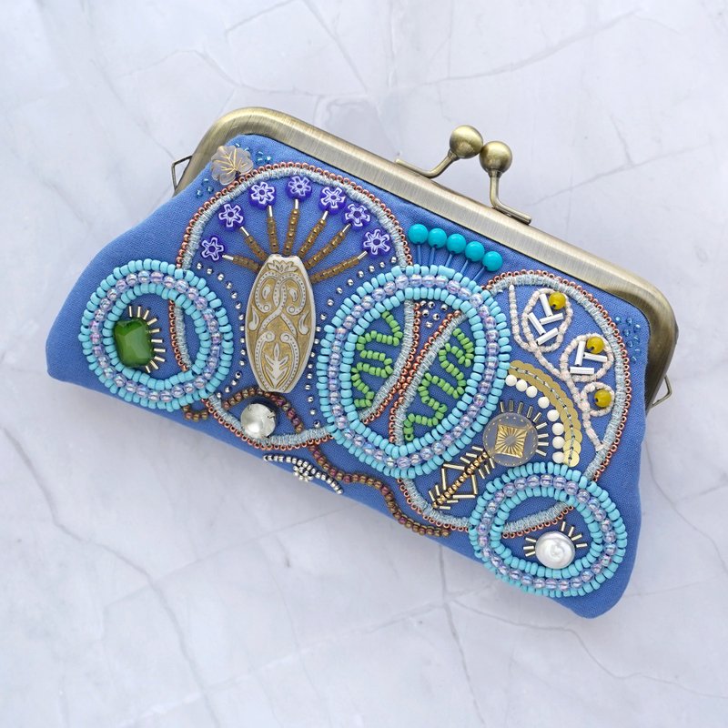 ビーズ刺繍のがま口 No.7 ブルー ガーゼ素材 マチなしポーチ カード収納可 手刺繍 一点もの ギフトに - 化妝包/收納袋 - 棉.麻 藍色