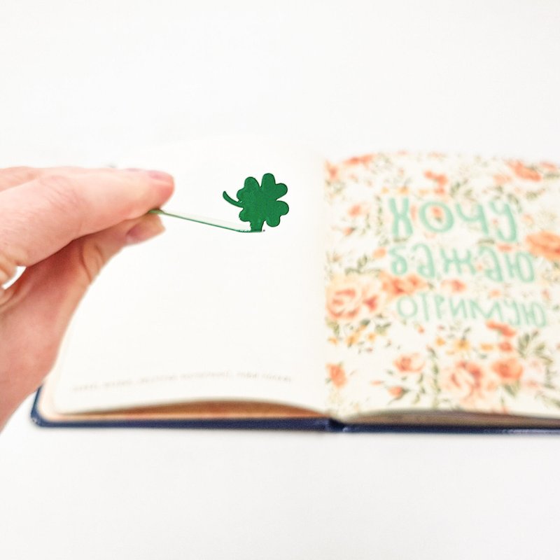 Steel Clover Leaf Bookmark – Green Irish-Inspired Design with Engraved Wood Bloc - 書籤 - 其他金屬 綠色
