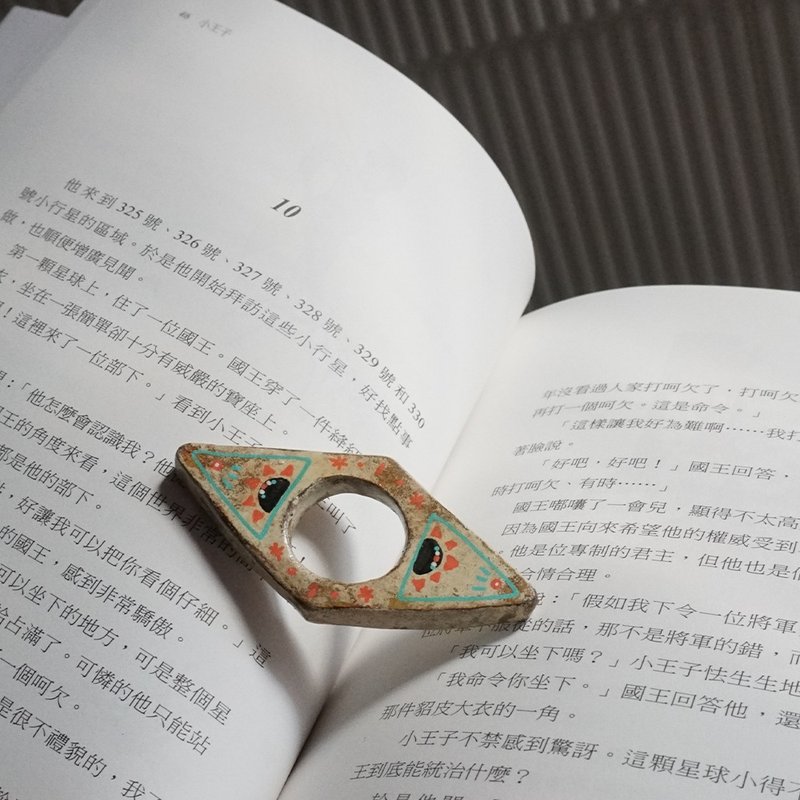 手捏陶土閱讀輔助指環 書籍配件神器 可當掛飾/項鍊 - 其他 - 陶