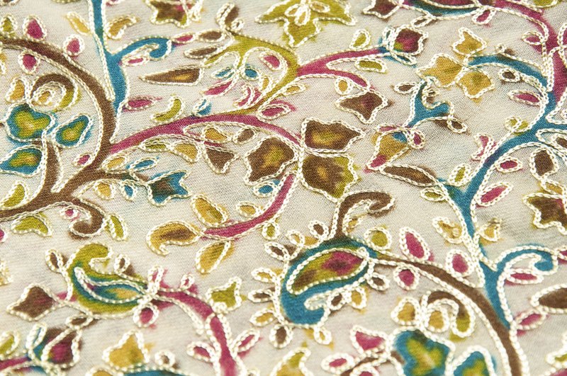 喀什米爾Cashmere/羊絨圍巾/純羊毛圍巾披巾/戒指絨披肩-刺繡花朵 - 圍巾/披肩 - 羊毛 多色