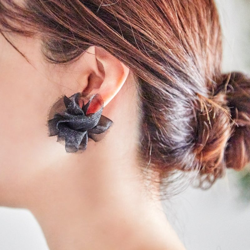 ブラック|大きさえらべる花咲きぽんぽんフリル|ピアス/イヤリング - 耳環/耳夾/耳骨夾 - 其他材質 黑色