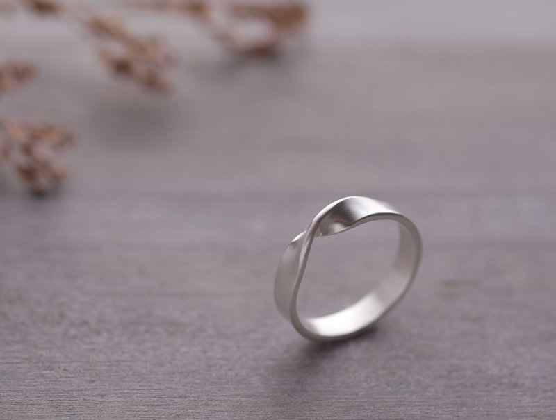 Ni.kou sterling silver twist ring (wide version)