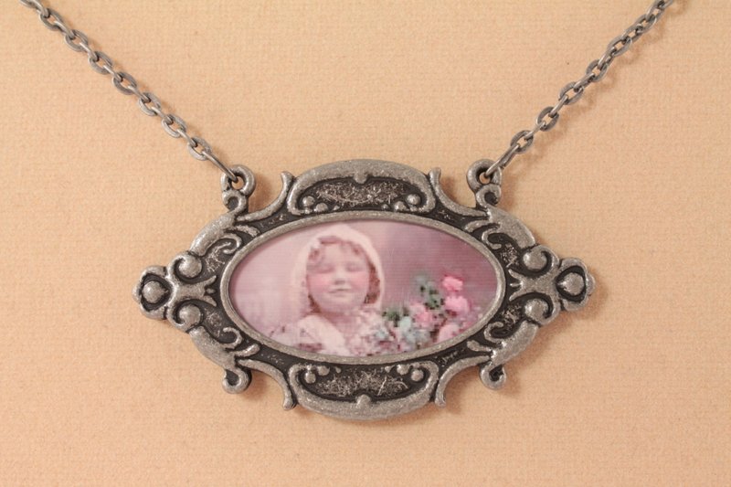Vintage Frame Retro Picture Flower Girl with Pink Roses Pendant Necklace Jewelry - 項鍊 - 其他材質 粉紅色