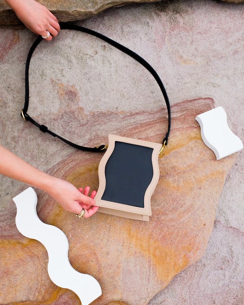 Wave Frame Small (沙色/黑色) - 側背包/斜背包 - 真皮 卡其色