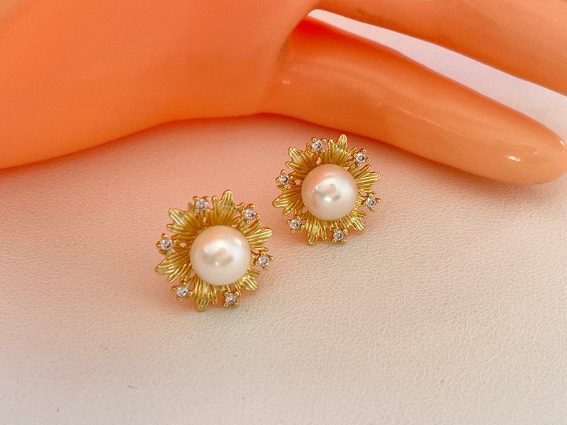 金色花瓣 天然淡水珍珠  純銀 耳環 - 耳環/耳夾/耳骨夾 - 珍珠 白色