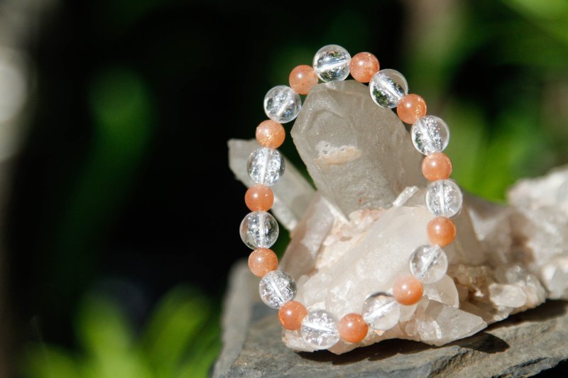 【手環系列】6mm太陽石手環+8mm喜馬拉雅白水晶 (歡迎客製) - 手鍊/手環 - 寶石 多色