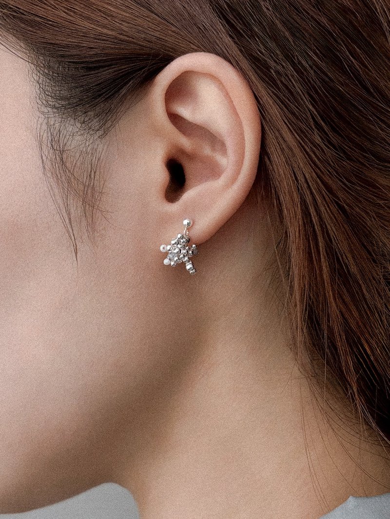 Coral Petite Earring Grey (925 Silver) - 耳環/耳夾/耳骨夾 - 其他金屬 灰色