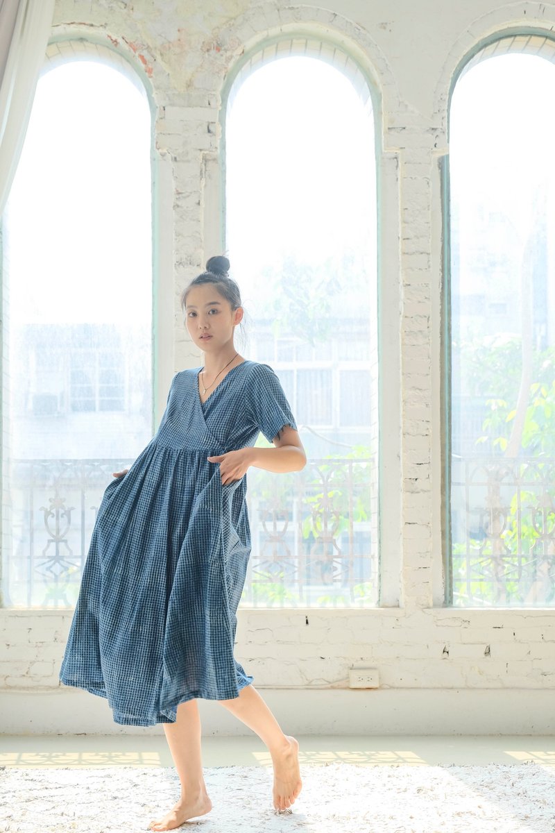カシュクールワンピース 半袖 B041 indigo 小さなチェック - 洋裝/連身裙 - 棉.麻 藍色