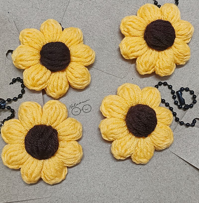 Sunflower crochet keychain - 吊飾/掛飾 - 其他材質 黃色