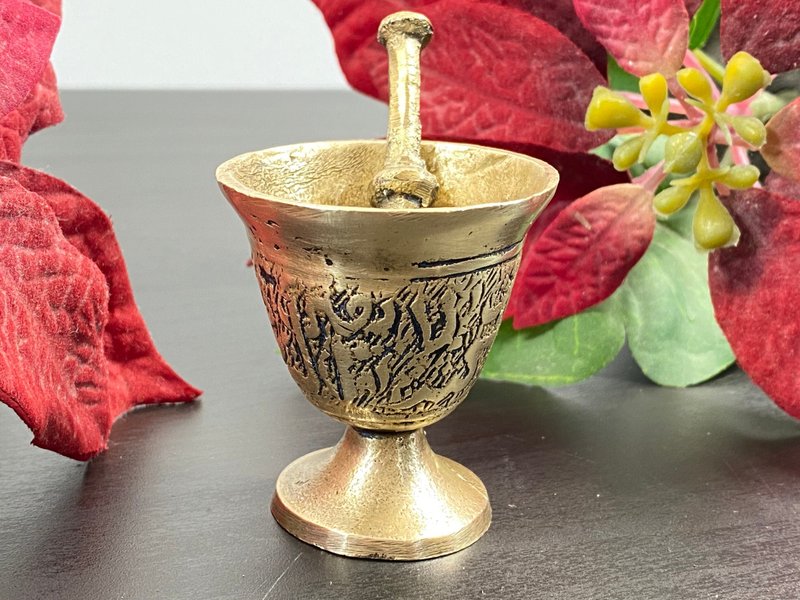 復古雕刻黃銅研缽帶有杵香草研磨機香料和大米粉碎機 - 廚房家電 - 銅/黃銅 金色