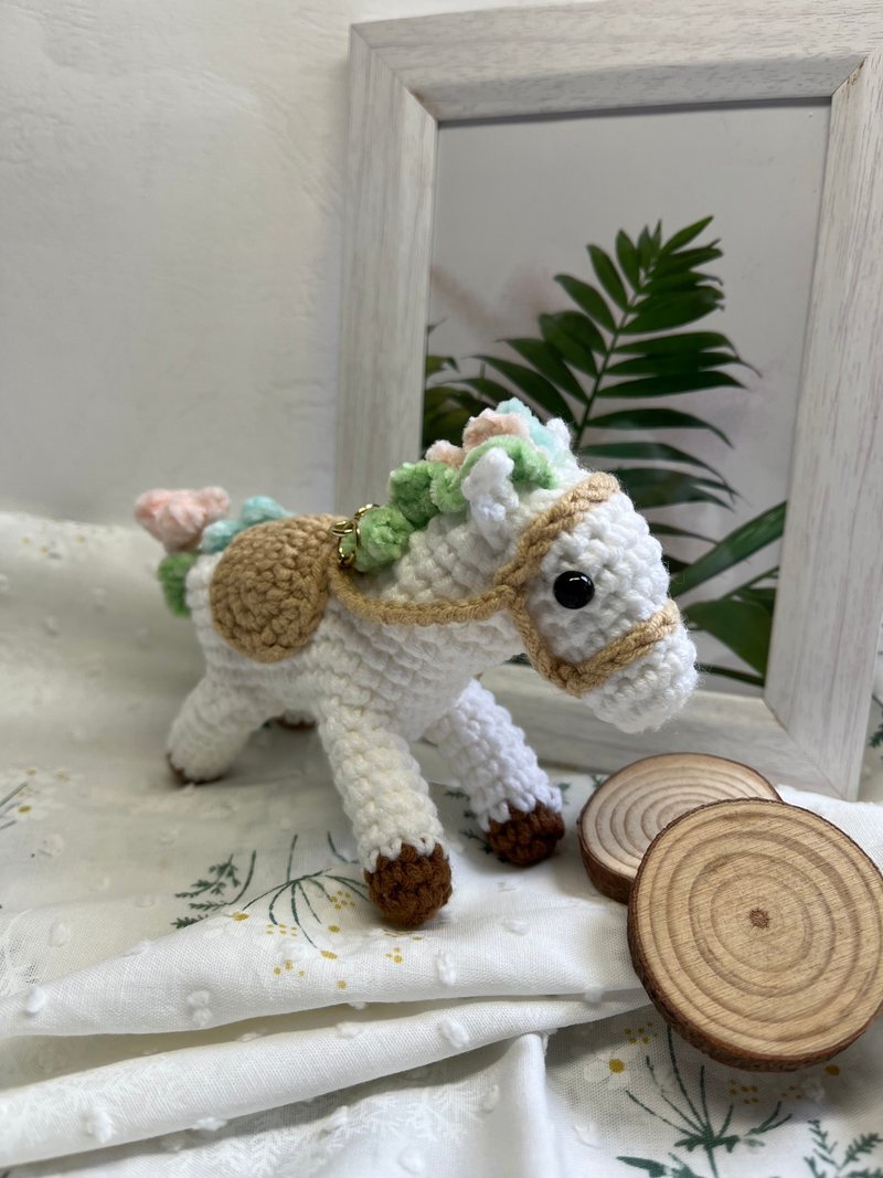 鉤織馬仔匙扣 - 吊飾/掛飾 - 棉.麻 白色