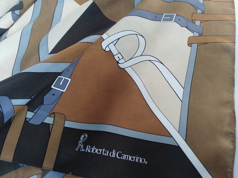 Vintage Roberta Di Camerino Silky Scarf, 34 x 35 inches, with Original Brand Tag - 絲巾 - 絲.絹 卡其色