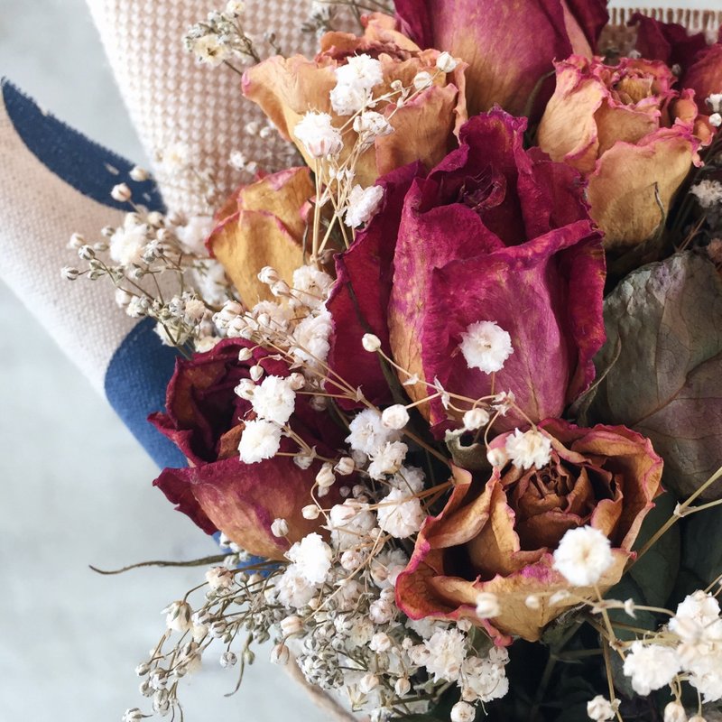 Gradient dried bouquet of roses