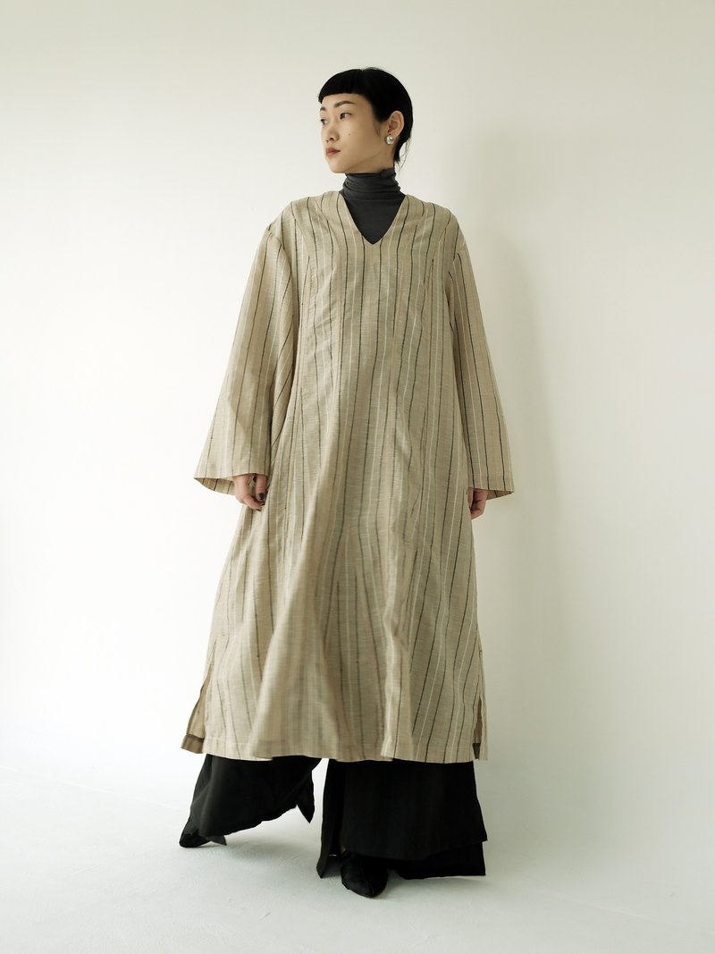 川 衣 WEAR BEING  V領散狀寬袖洋裝  卡其條紋 - 洋裝/連身裙 - 棉.麻 卡其色