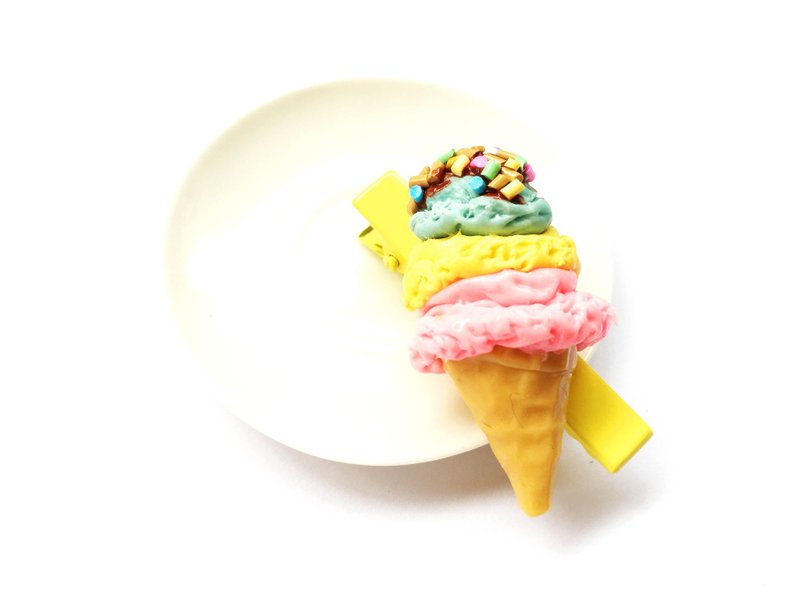 Hair pins, including ice cream yellow.