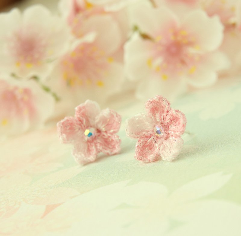 櫻花 x 水晶/珍珠 耳針 4色 繡線編織 纖細 柔閃 漸層色 耳夾OK - 耳環/耳夾/耳骨夾 - 棉.麻 粉紅色