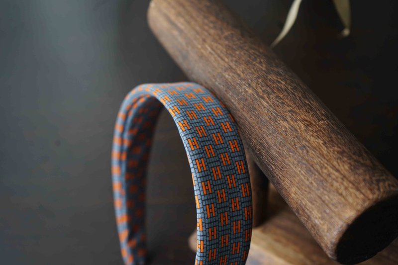 古董領帶改製手工髮箍-HermèsLOGO印花-灰藍-寬版 - 髮箍/髮帶 - 絲.絹 藍色