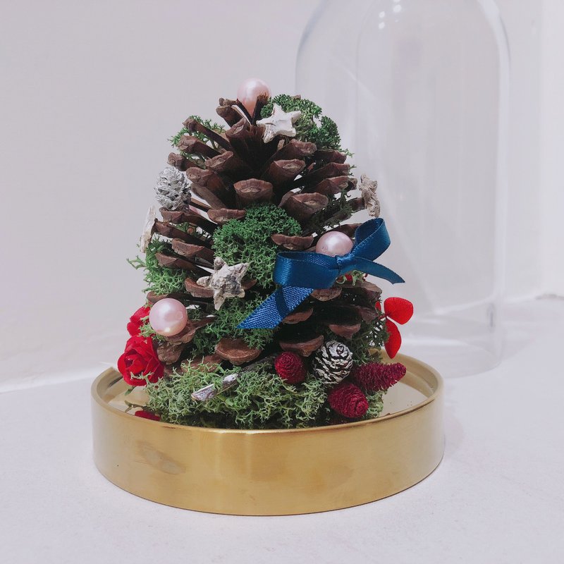 Molly's hand made a Christmas tree. Dry flower paper carved pine cone christmas tree