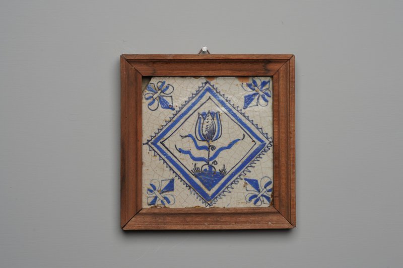 Blue tulip in serrated diamond with lily corner/delft blue/handpainted/Antiques