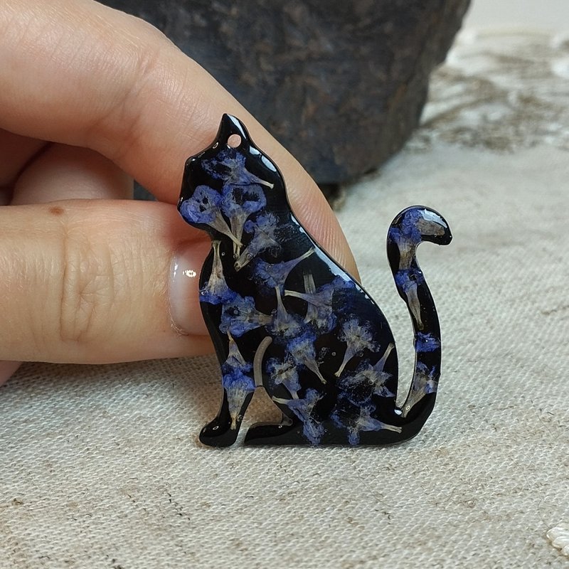 黑貓別針。帶有薰衣草花朵的黑貓胸針。手工製作的樹脂胸針。 - 胸針 - 樹脂 黑色