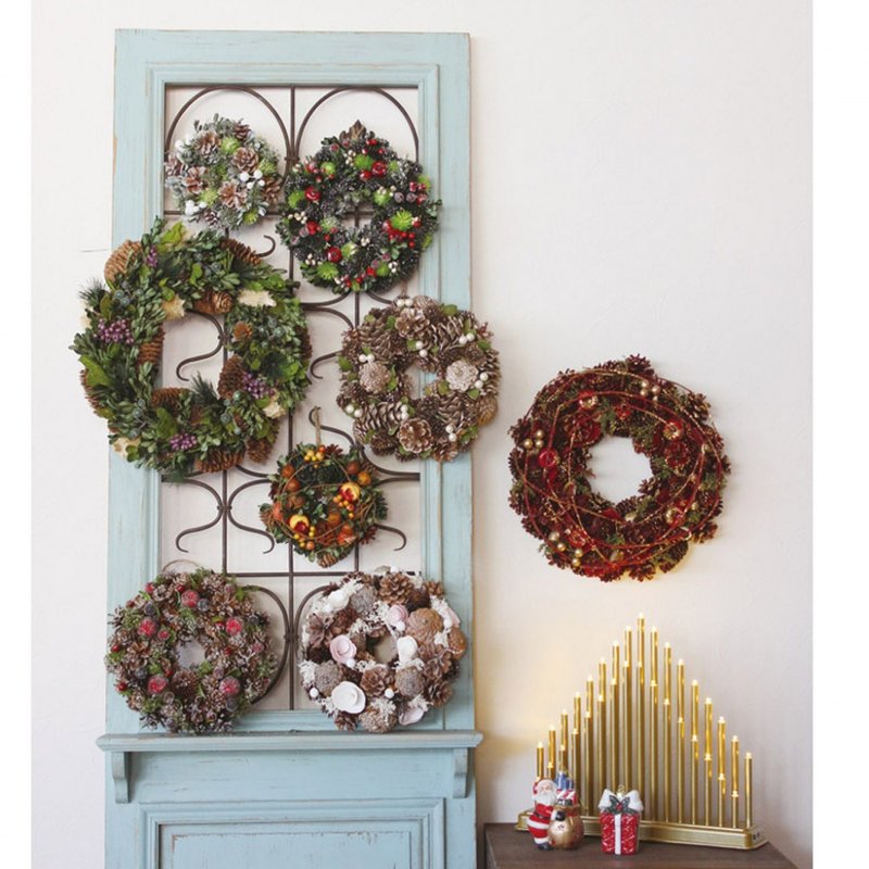 SPICE Christmas Pine Cone Wreath
