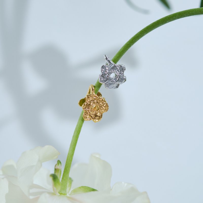 Mini Poppy Ear Cuff - 耳環/耳夾/耳骨夾 - 其他金屬 金色