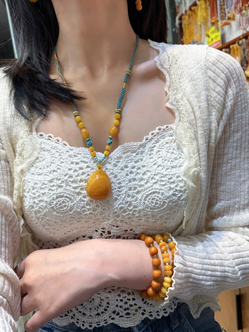 天然俄料蜜蠟水滴吊墜 圓潤飽滿 蜜滿蠟實 滿蜜棗紅色妖花老蠟 - 吊飾/掛飾 - 水晶