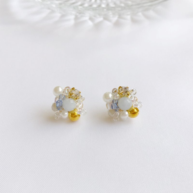 繁花。海藍寶.淡水珍珠 天然石 耳針 貼耳耳環 手作耳環 婚禮飾品 - 耳環/耳夾/耳骨夾 - 水晶 藍色