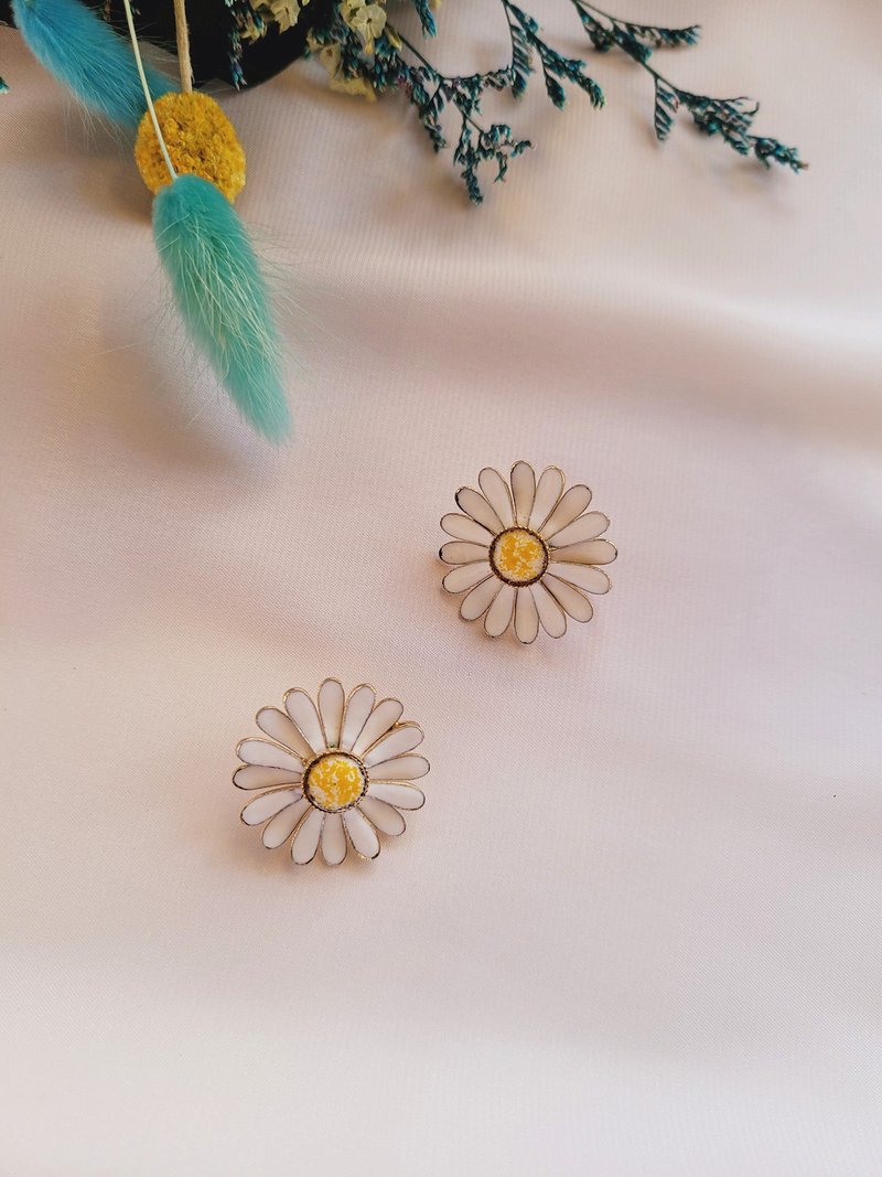 美國西洋古董飾品 / 1960's可愛白色小雛菊琺瑯夾式耳環 古董首飾 - 耳環/耳夾/耳骨夾 - 其他金屬